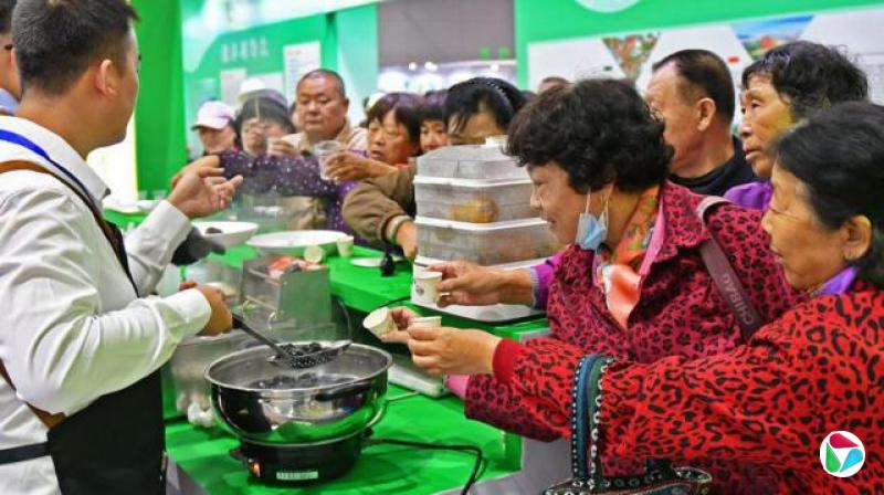 一群老人在食物博览会上尝鲜
