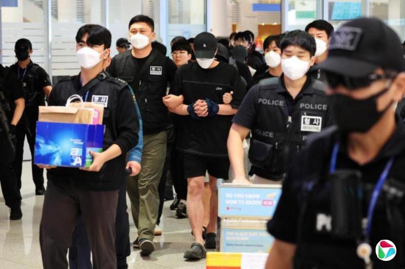 柬埔寨遣返网络诈骗嫌犯 64名韩国人返回首尔